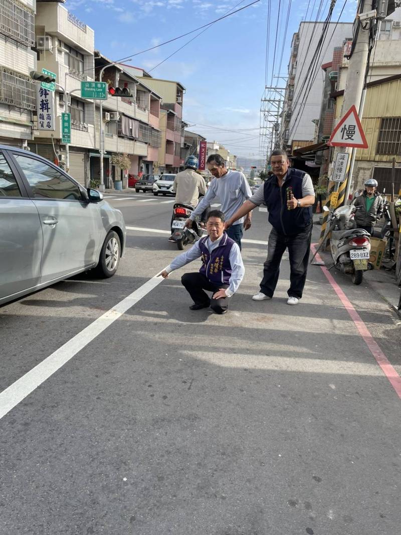 烏日區學田路雙向道路的路面邊線，皆為線寬15公分，代表雙向都只能單線車道行駛，民眾憂心若騎機車不小心越線，恐遭有心人檢舉罰款。（議員吳瓊華提供）