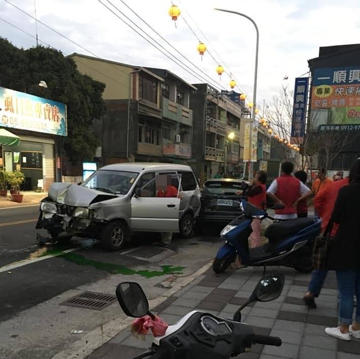 肇事的銀色貨客車車頭扭曲變形。（截圖自臉書土庫人讚出來）