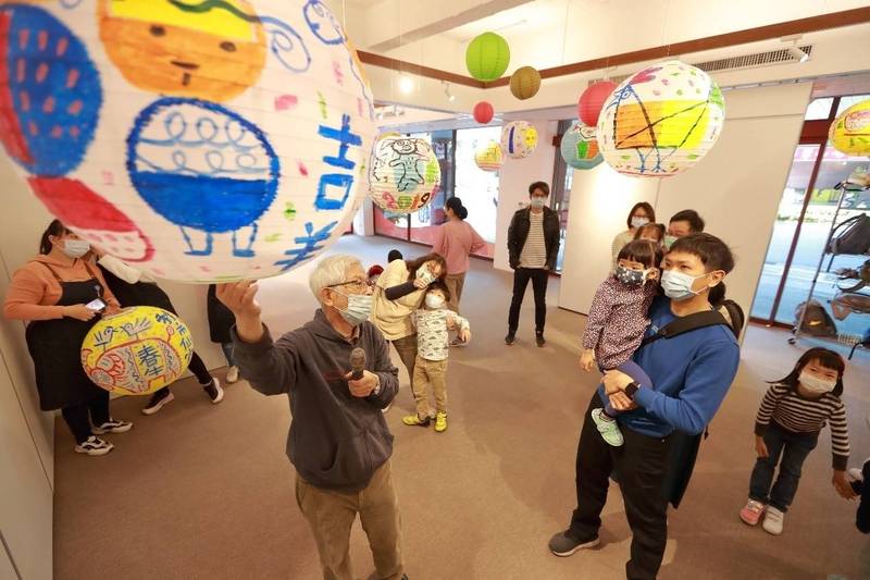 信誼基金會邀請高齡80歲藝術大師趙國宗，為大小朋友設計「辛丑牛年12生肖燈籠展」，在今天元宵節開展。（信誼基金會提供）