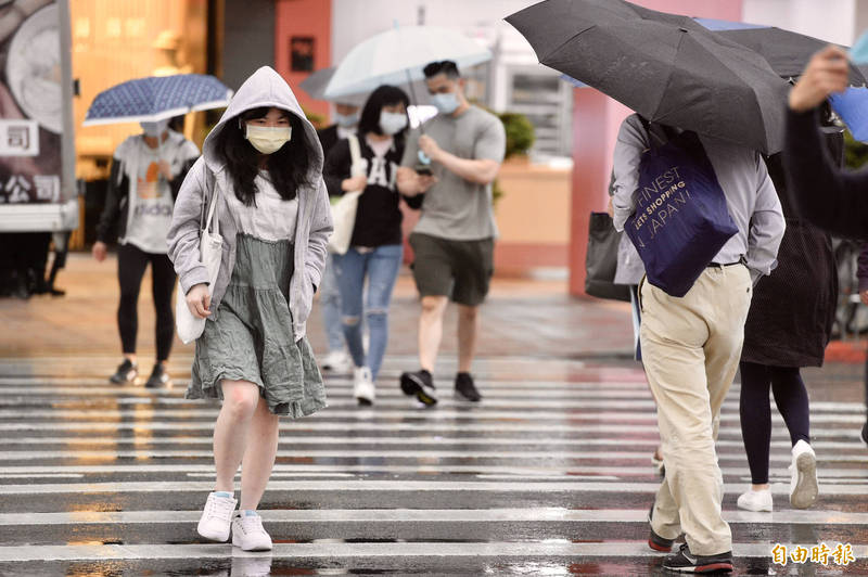 明天氣溫稍微下降，北部及東半部有局部短暫雨，中部、南部山區為局部暫雨後轉多雲。（記者叢昌瑾攝）