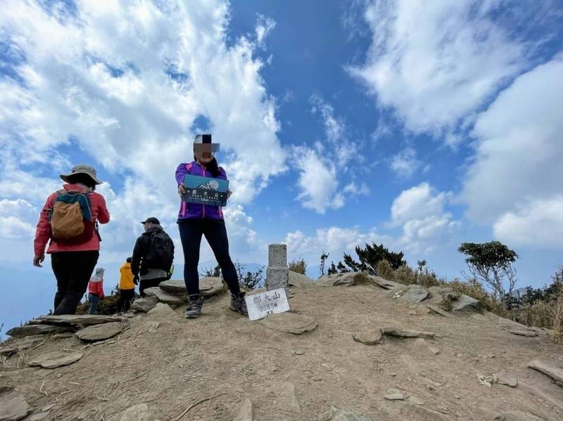 一支七人登山隊單攻南投郡大山，卻傳出其中黃姓女山友（右）失聯疑似墜谷。（記者劉濱銓翻攝）