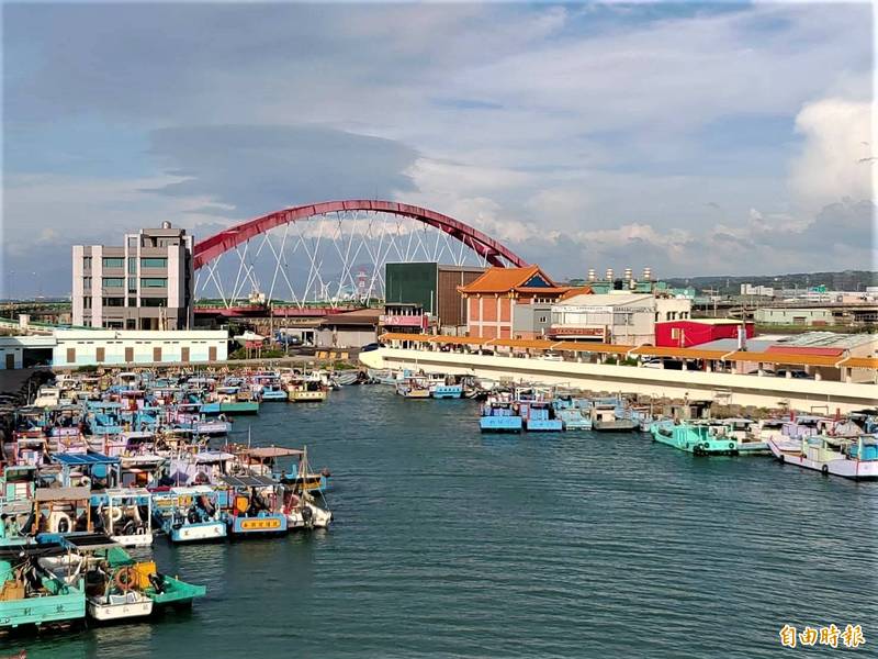 彩虹橋長180米、寬12公尺、高31公尺，是竹圍漁港鮮明地標。（記者鄭淑婷攝）