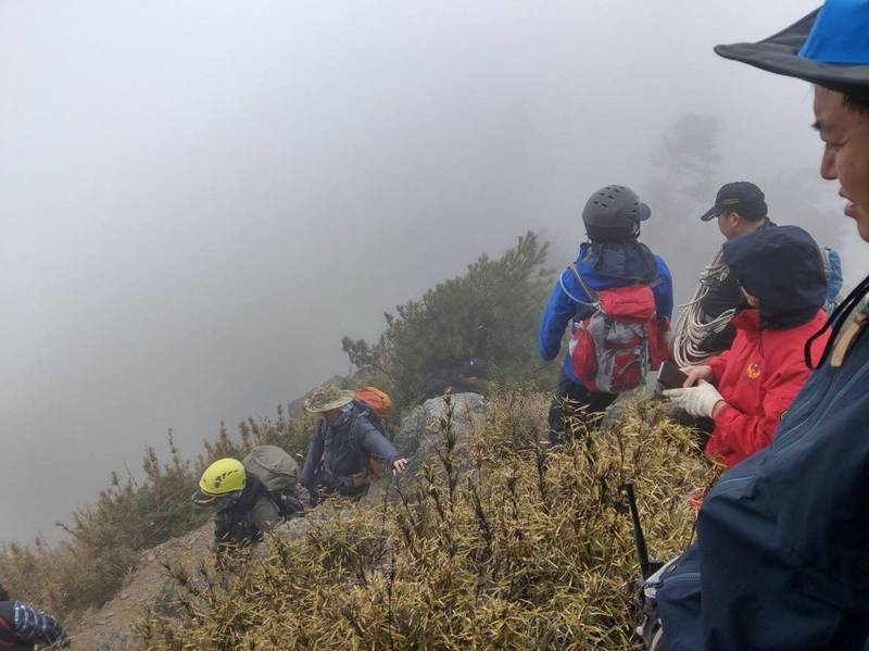 南投縣消防人員在信義鄉郡大山搜尋失聯的黃姓女山友情形。（南投縣消防局提供）