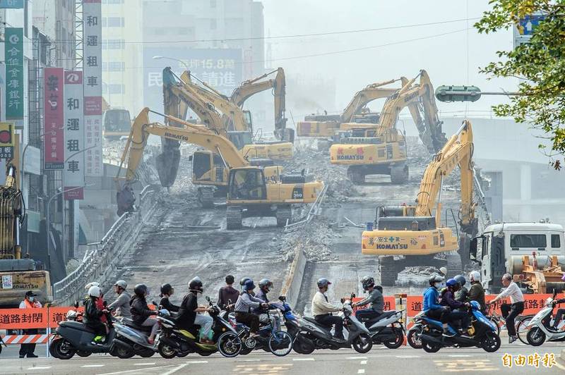 高雄市南北向主要幹道中博高架橋，今天凌晨0零時開始拆除，截至今天上午的進度超前，已達10％，預計第一天總體進度可達15％。（記者張忠義攝）