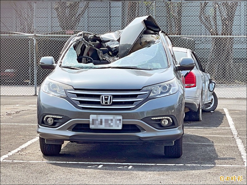 休旅車被輪胎砸中，前方擋風玻璃和車頂破了一個大洞。（記者許麗娟攝）