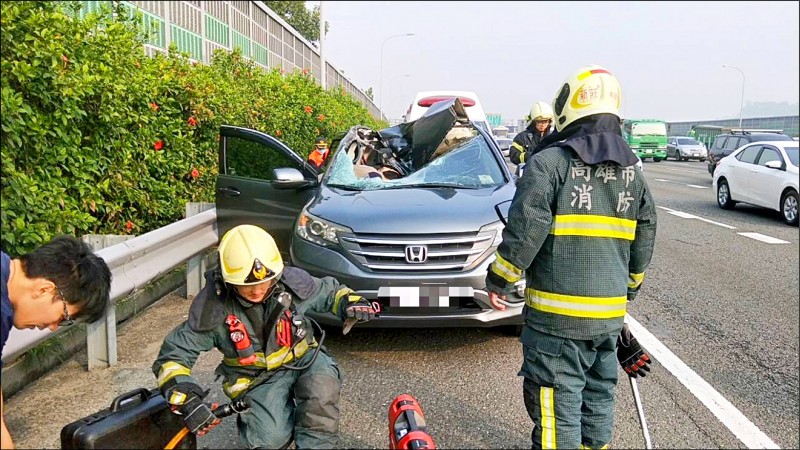 事故現場，消防人員搶救休旅車上的乘客。（記者許麗娟翻攝）