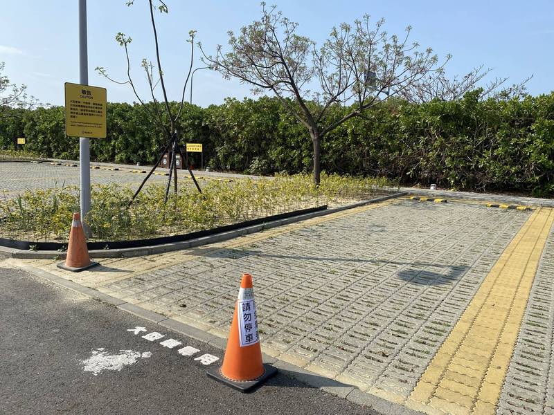 台管處在大客車專用停車格豎立三角錐及警告標示，請小客車勿停以免被罰。（台管處提供）