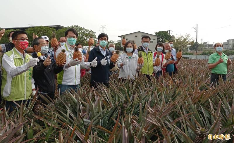 蔡英文（中）相信台灣能「化危機為轉機」，展現團結的精神。（記者洪定宏攝）