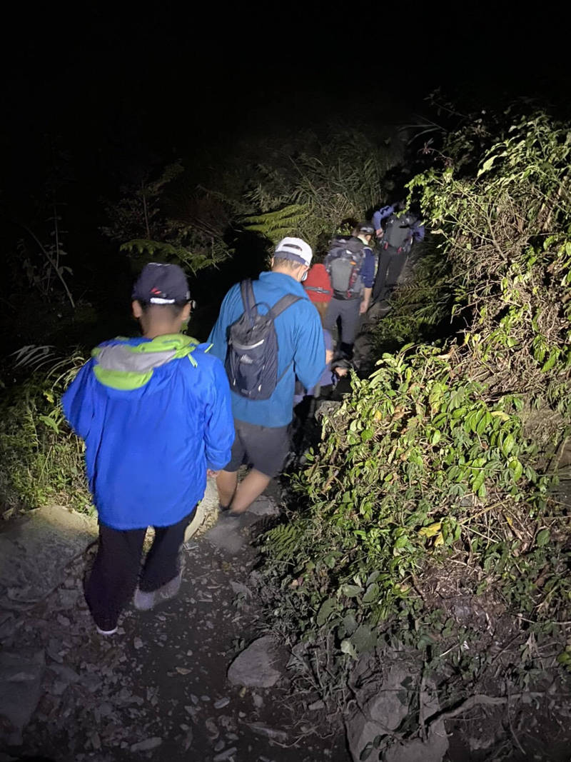 屏東縣消防局派員上山救援。（圖由屏東縣消防局提供）