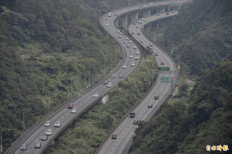 今天是二二八連假最後一天，國道5號收假車流仍偏多。（記者塗建榮攝）