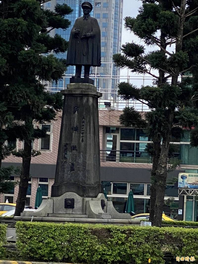 基隆火車站前圓環內的蔣介石銅像，矗立在基隆火車站前近70年，將於3月3日拆遷，隨著年代久遠，許多年輕的基隆人甚至不知道那裡有蔣介石銅像。（記者俞肇福攝）