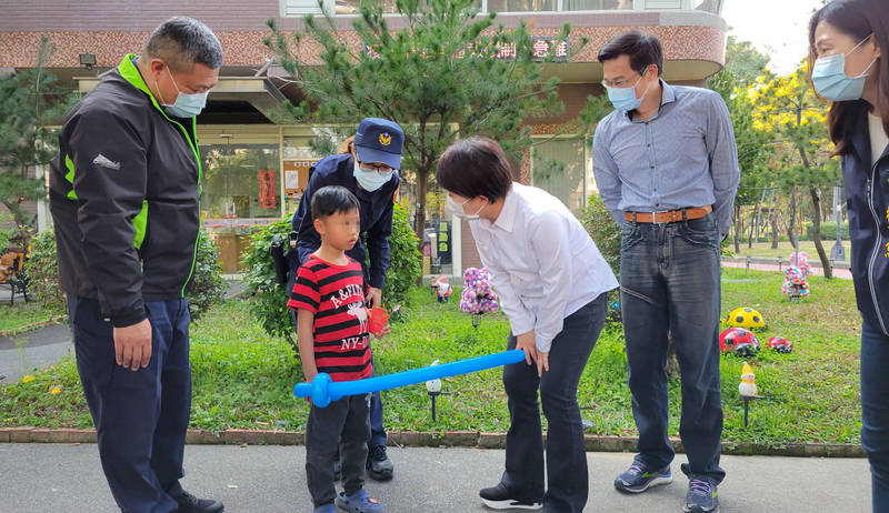 市長盧秀燕彎腰細心關懷男童。（記者許國楨翻攝）