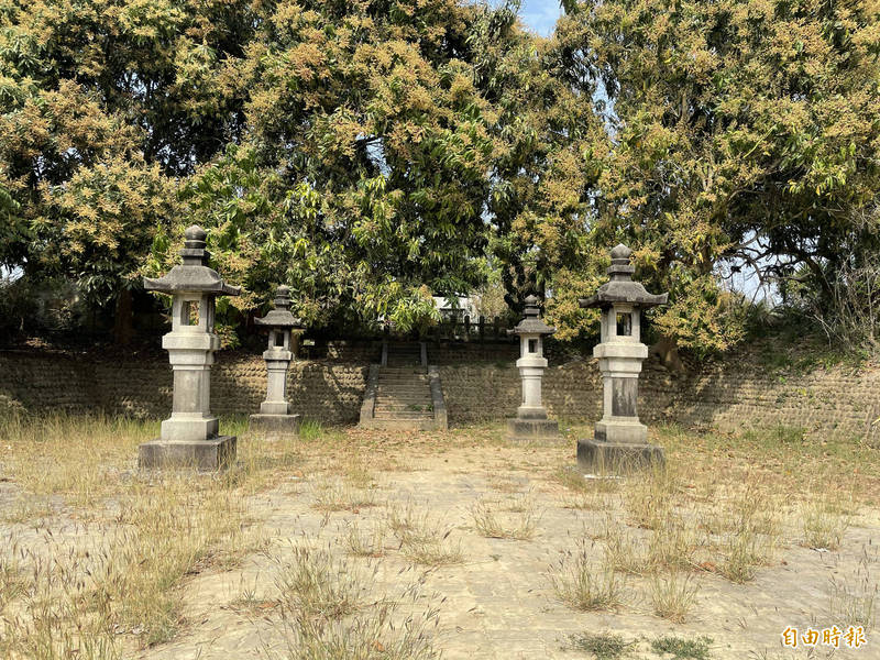 大內國小校園內有一處日治神社遺址，雖神社本殿建築已消失，但第二層拜殿的石燈還保存完好，讓校園內景色別有一番風味。（記者萬于甄攝）