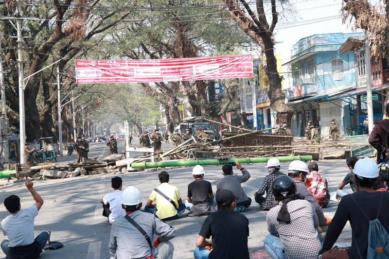 緬甸安全部隊今天在東北部城鎮卡爾（Kale）對反軍事政變的抗議民眾發射實彈，造成20人受傷，其中3人命危。（路透）