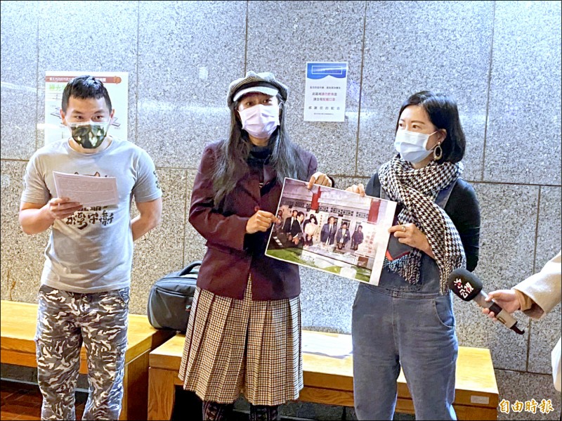 台灣綠人共同召集人郁良溎（左起）、搶救台大鹿鳴堂發起人林怡君、董鵬程的媳婦吳宜玟至市府抗議。（記者楊心慧攝）