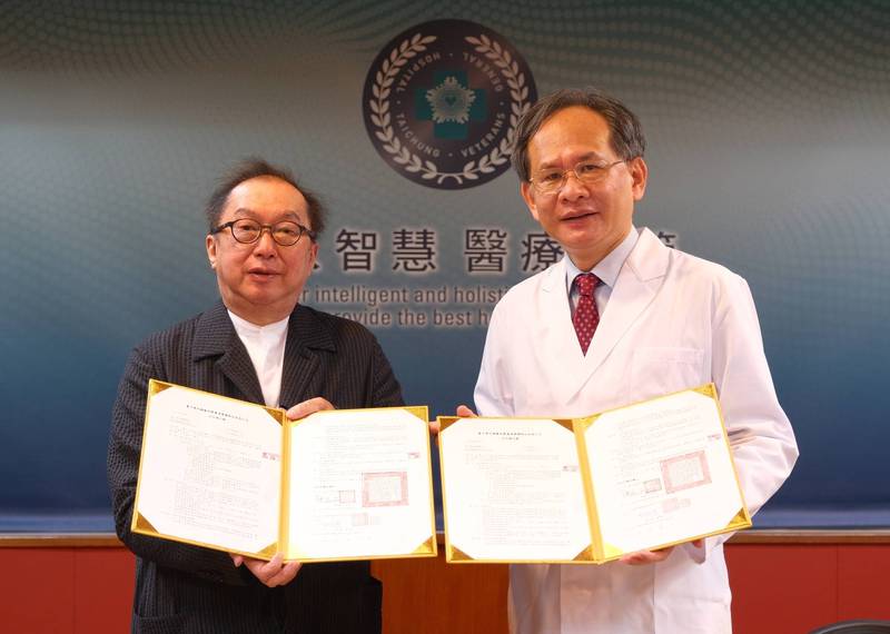 台中榮總與廣達電腦合作發展人工智慧醫療應用，由中榮院長陳適安（右）與廣達董事長林百里（左）共同簽署合作計畫備忘錄。（記者蔡淑媛翻攝）