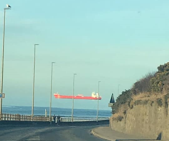 英國網友日前開車經過蘇格蘭亞伯丁郡時，捕捉到船隻漂浮在空中的奇特景象。（圖翻攝自Colin McCallum推特）
