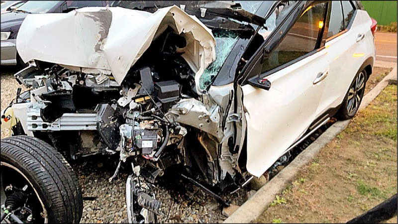 彭女的白色轎車車體嚴重毀損。（記者廖雪茹翻攝）