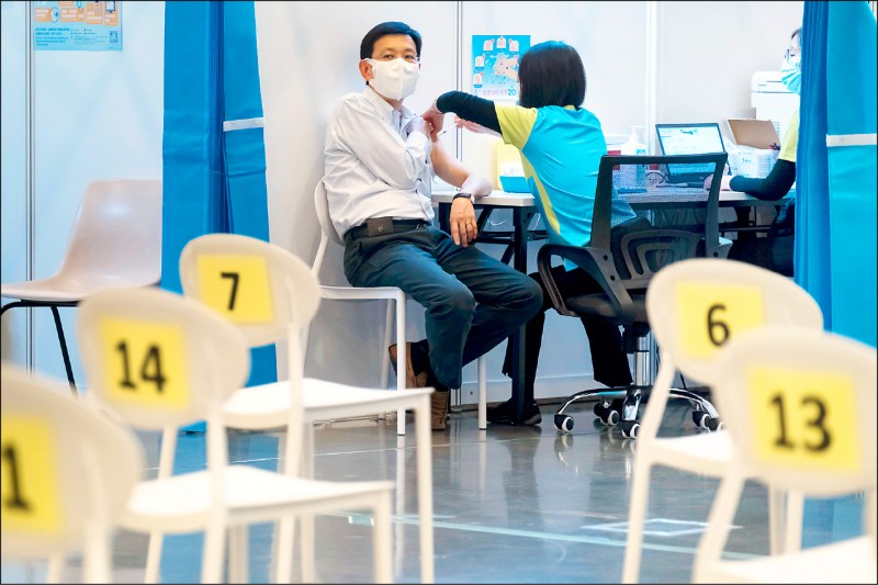 一名香港男子二月二十三日在疫苗接種中心接種中國科興疫苗。（美聯社檔案照）