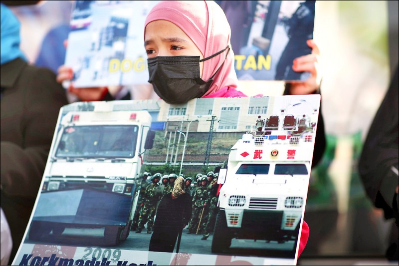 一名維吾爾族示威者二月九日在土耳其伊斯坦堡的中國總領事館外抗議中國壓迫維族人。（歐新社）