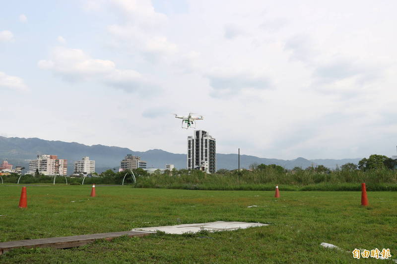 宜蘭市河濱公園設置簡易無人機考試練習場。（記者蔡昀容攝）