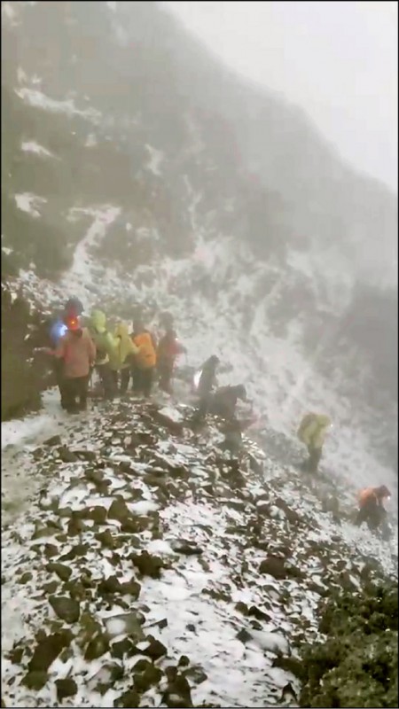 玉山降下春雪，雪勢又快又大，嚇得山友趕緊下撤。（玉管處提供）