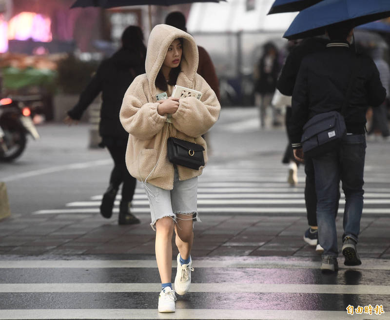 今明兩日各地雲量偏多，有偶飄零星小雨機率。（資料照）