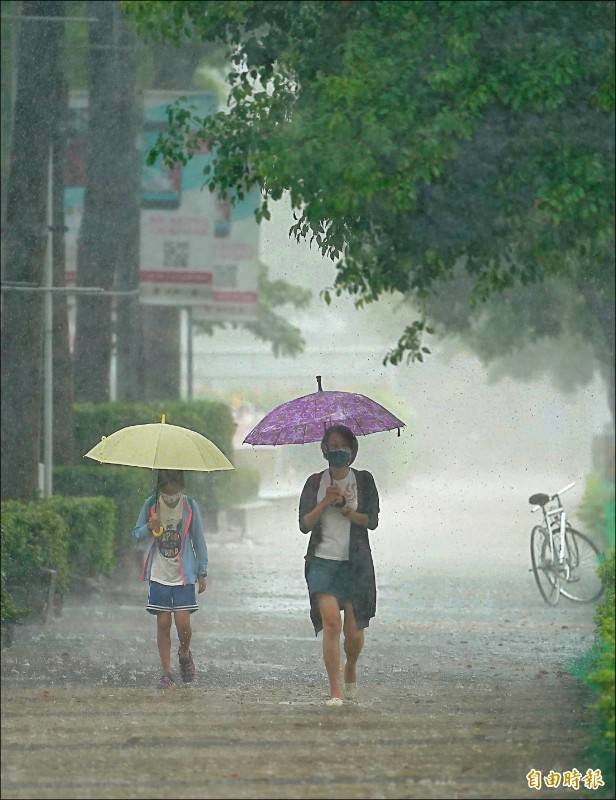 明（6）日將有鋒面通過台灣，中央氣象局預報，中部以北、東北部降雨機率高。（資料照）