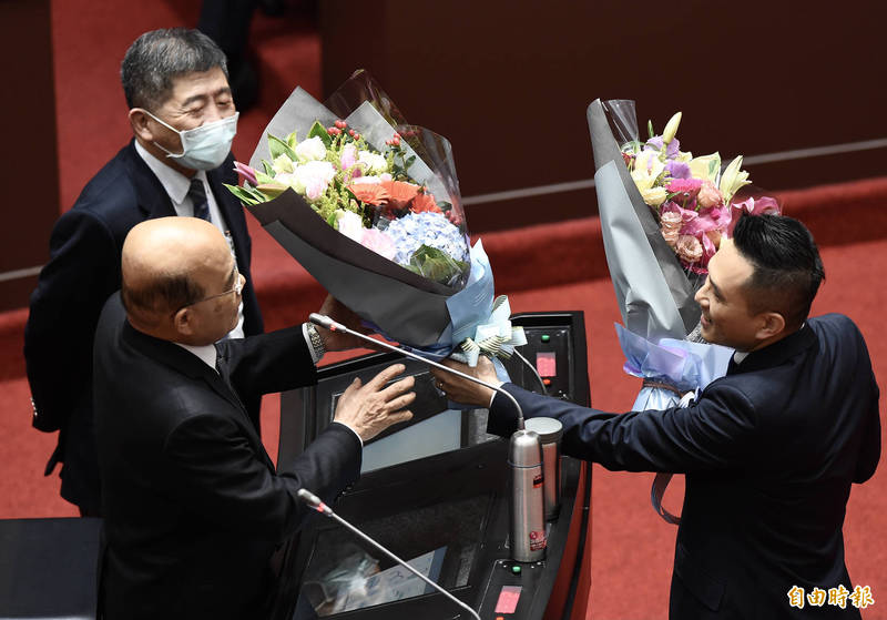 藍委獻花讚防疫 陳時中：不同批疫苗施打順序不變 - 生活 - 自由時報電子報