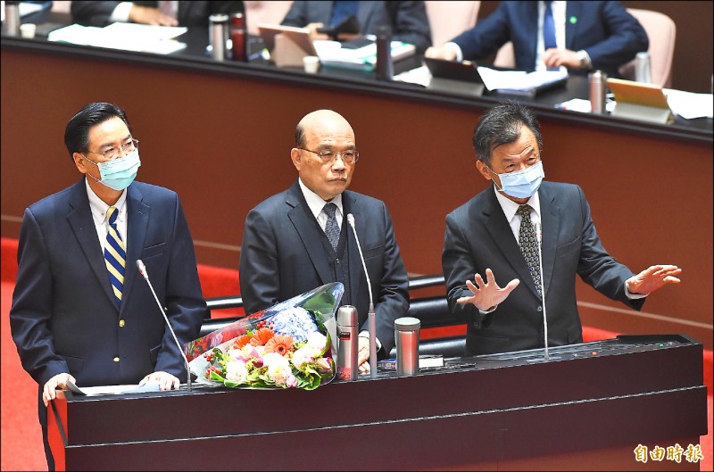 立法院昨舉行院會，行政院長蘇貞昌（中）、外交部長吳釗燮（左）、陸委會主委邱太三（右）列席備詢。（記者簡榮豐攝）