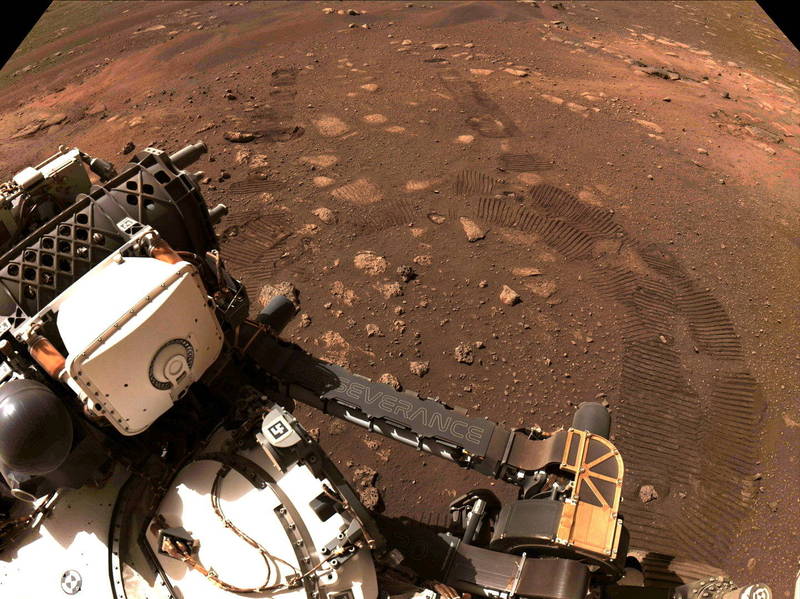 毅力號首次在火星上移動，留下明顯痕跡。（路透）