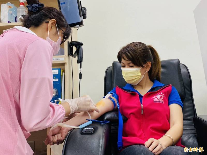 台東鬧血荒，美女議員王文怡身先士卒挽袖捐血。（記者陳賢義攝）