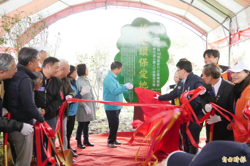 植樹節前，新竹縣政府及國際扶輪社今天共同在竹東河濱公園舉行「環保植樹愛地球活動」，種植80棵大桂花樹，期盼打造一條桂花林蔭步道，鼓勵民眾到公園運動散步兼賞花。（記者廖雪茹攝）