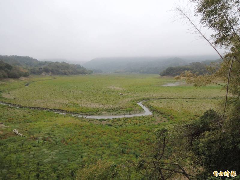 苗栗縣明德水庫上游一片乾涸，水情吃緊。（記者張勳騰攝）