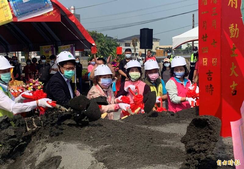 縣長潘孟安率領地方代表舉行動土儀式。（記者葉永騫攝）