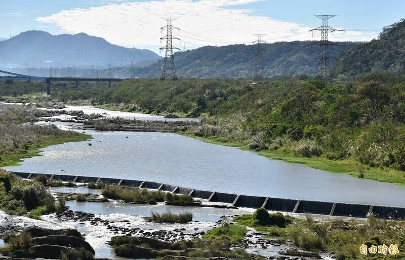 大漢溪流域的十三張圳取水口，設置約150公尺長固定攔河堰，使得取水逐漸穩定。（記者李容萍攝）