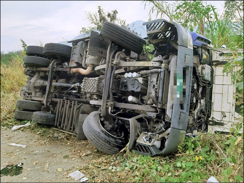 南投水里鄉又遭偷倒廢棄物，卡車司機疑似操作不慎翻車，事後還逃逸。（記者劉濱銓翻攝）