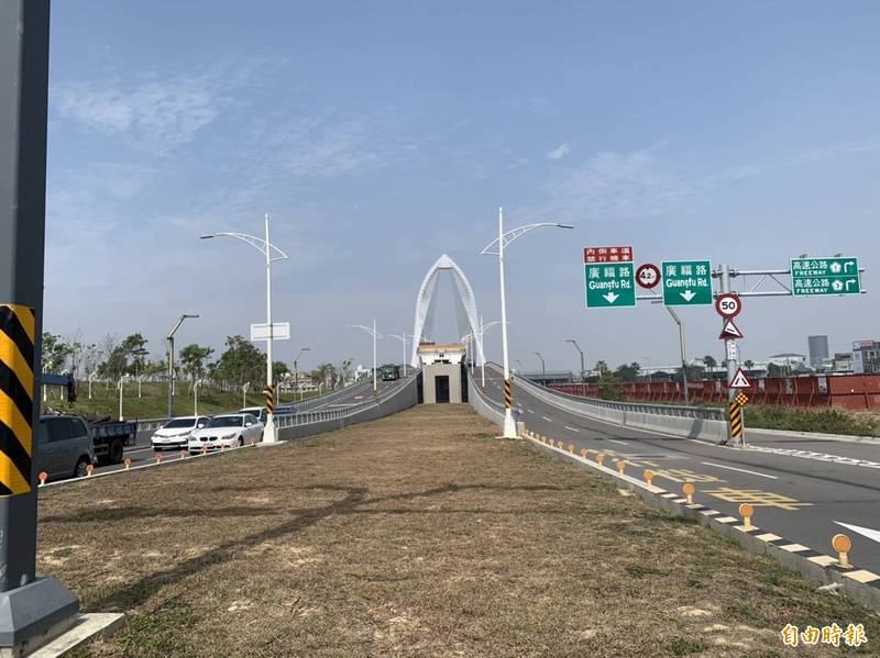 台中市捷運橘線原本規劃輕軌，前市府特別在科湳愛琴橋處留預留空間，如今改做地下捷運，也改行經貿路，閒置空間如何再利用，引起討論。（記者唐在馨攝）