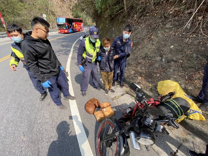 仁愛分局員警發現越南籍阮姓男子騎報廢又懸掛他牌的機車，行跡可疑，跟監攔檢他還騎車衝撞警車企圖逃逸，仍被員警制伏。（仁愛分局提供）