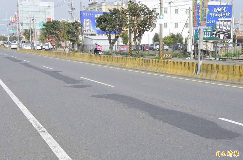 彰美路因長期重車輾壓、管線單位挖掘，沿線有多處補丁，縣府決定耗資近2千萬元鋪設柏油。（記者湯世名攝）