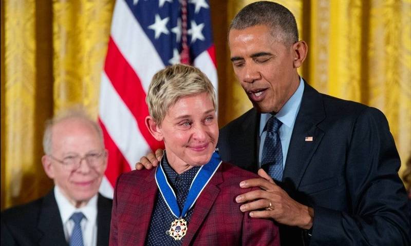 2016年11月22日，欧巴马（右）将最高荣誉的「总统自由勋章」（Presidential Medal of Freedom），颁发给同志名嘴艾伦狄珍妮（Ellen DeGeneres）。（美联社）(photo:LTN)