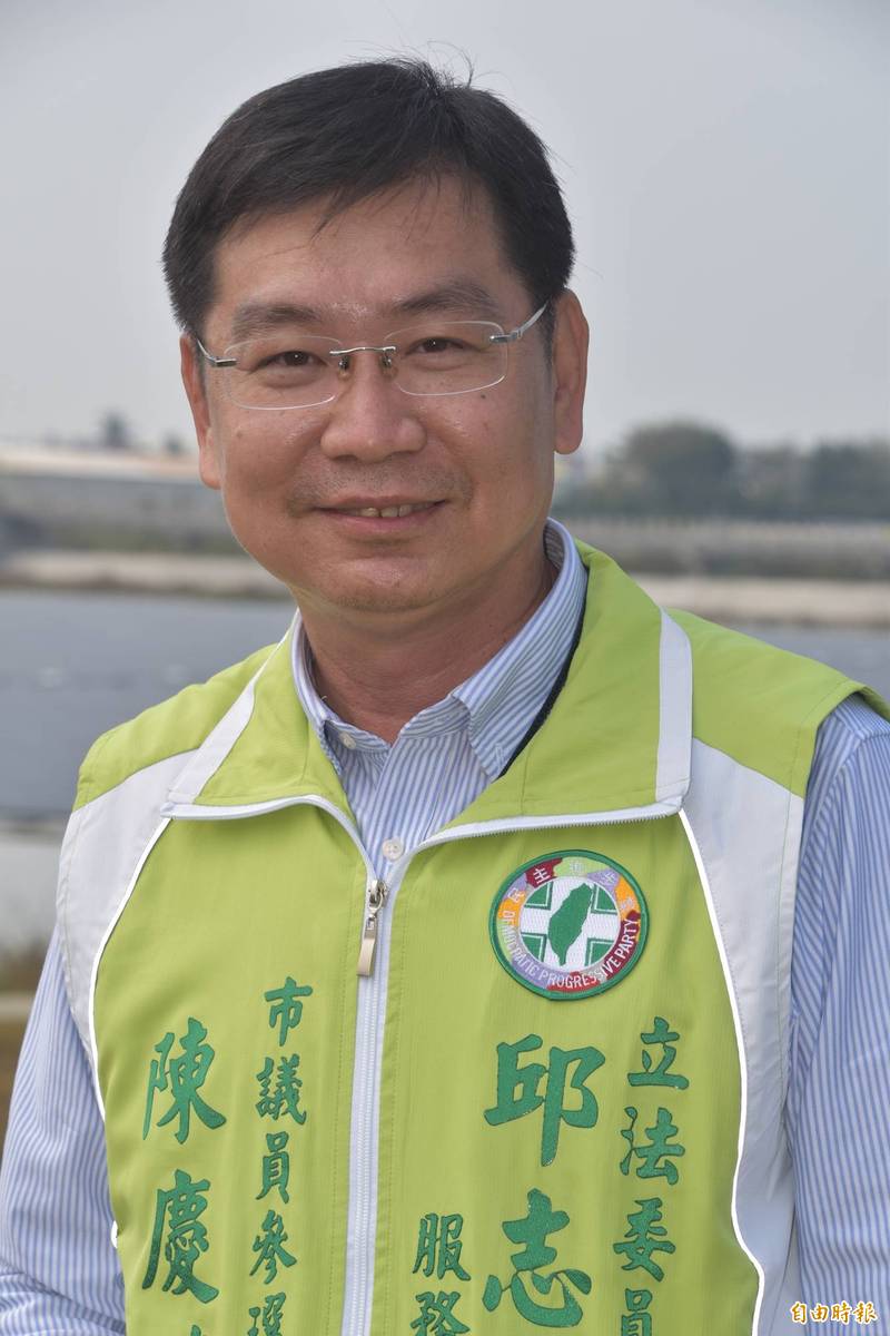 民進黨立委邱志偉岡山服務處主任陳慶鴻今天宣布將投入明年高市議員第3選區選戰。（記者蘇福男攝）