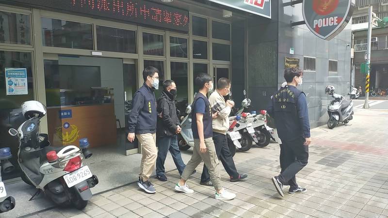 警方將汪等3名工作人員送辦。（記者王冠仁翻攝）