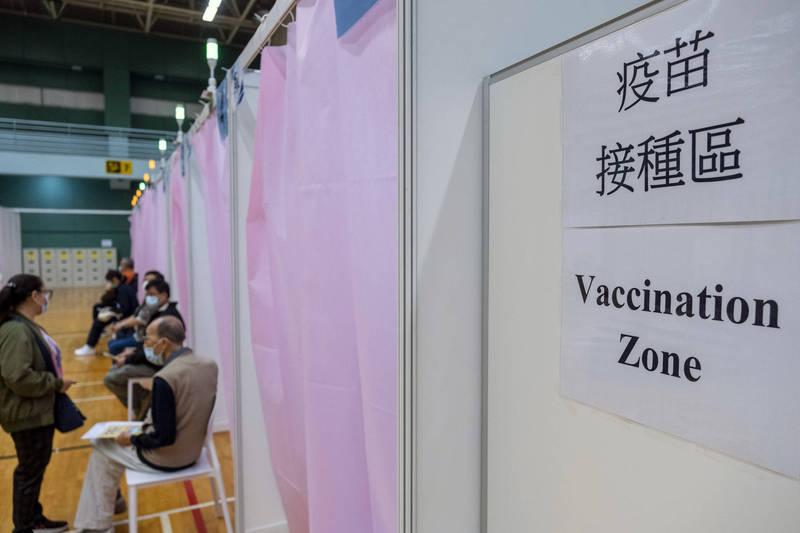 香港今再传1名约70岁的男子接种科兴疫苗后不治，为打中国疫苗后第3死。接种疫苗示意图，与本新闻无关。（彭博）(photo:LTN)