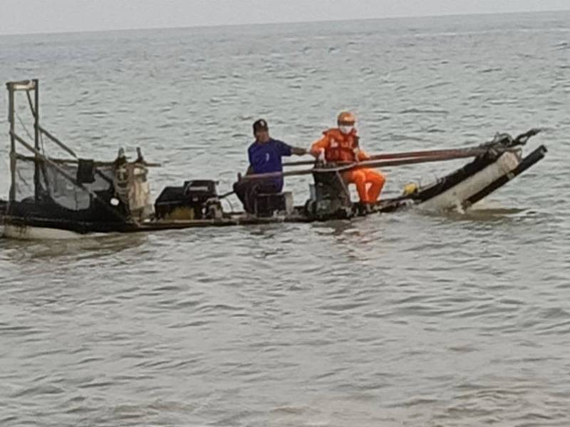 海巡人員海上救援老鷹，大冠鷲撿回一命。（海巡提供，記者蔡宗憲翻攝）