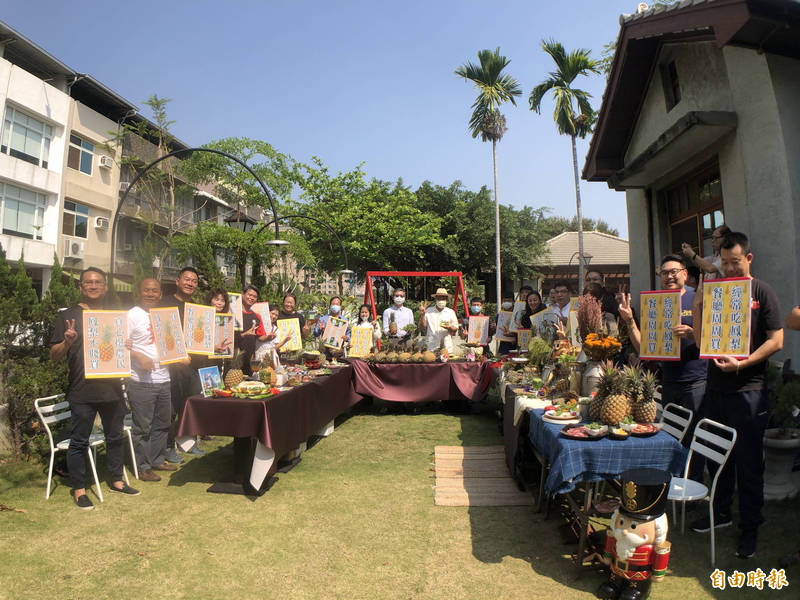 屏東縣13家餐飲業者今天同步上市各家獨門研發的冰花鳳梨料理。（記者羅欣貞攝）