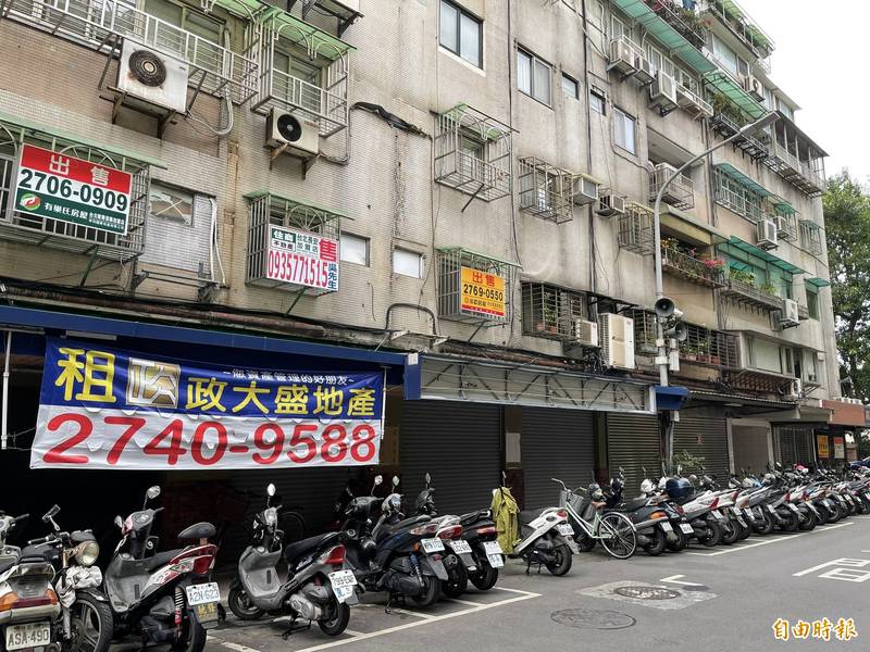 北市議員王鴻薇指出，民生社區閒置店面超過100間，光是民生東路五段就滿滿招租看板，呼籲台北市政府盡速了解實際狀況，並研議輔導當地商家、房東度過衝擊。（記者鄭名翔攝）