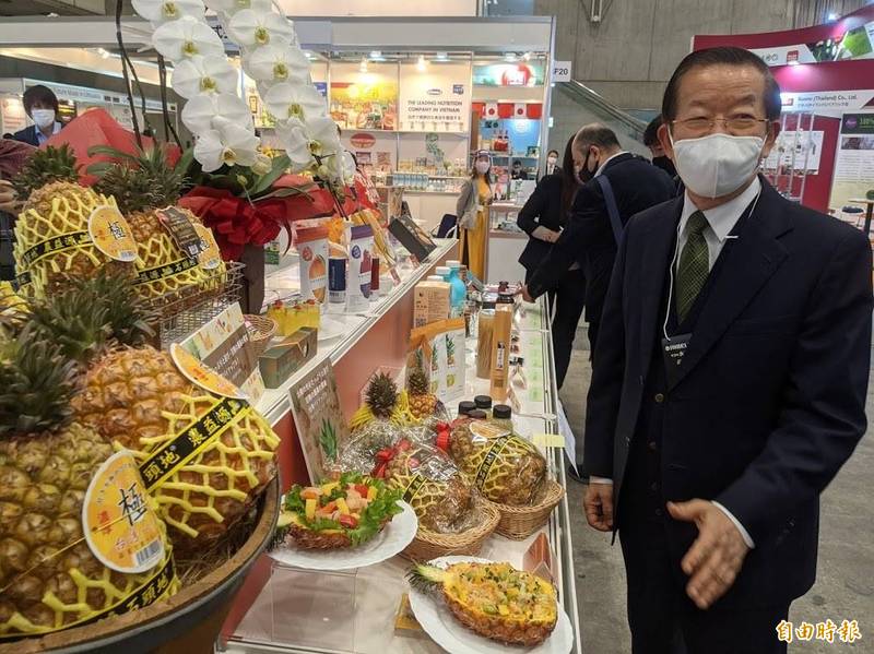 駐日代表謝長廷今天下午到東京食品展台灣館為工作人員加油打氣。（記者林翠儀攝）