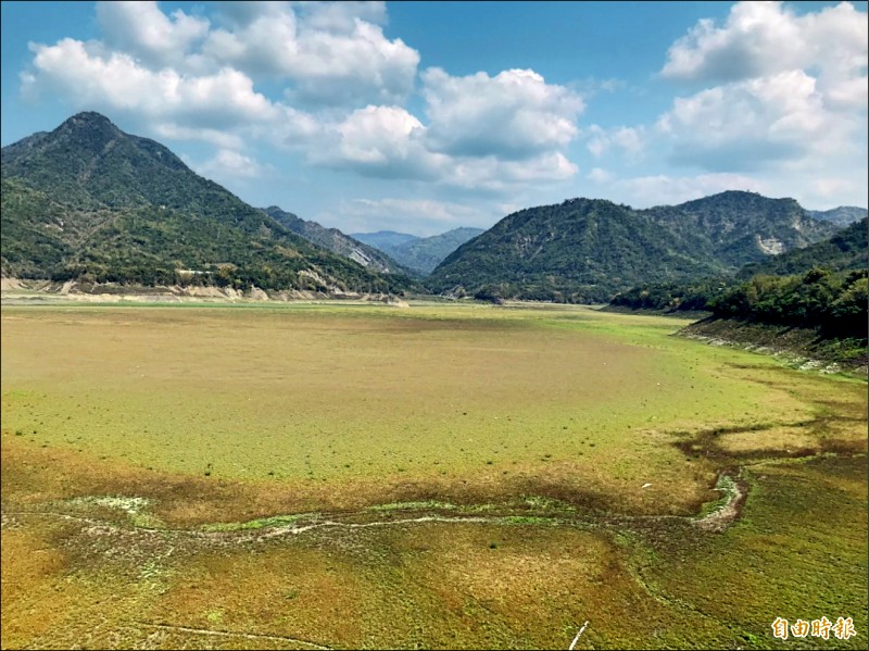 曾文水庫蓄水率剩15.2%，庫底裸露成草地。（記者蔡宗勳攝）