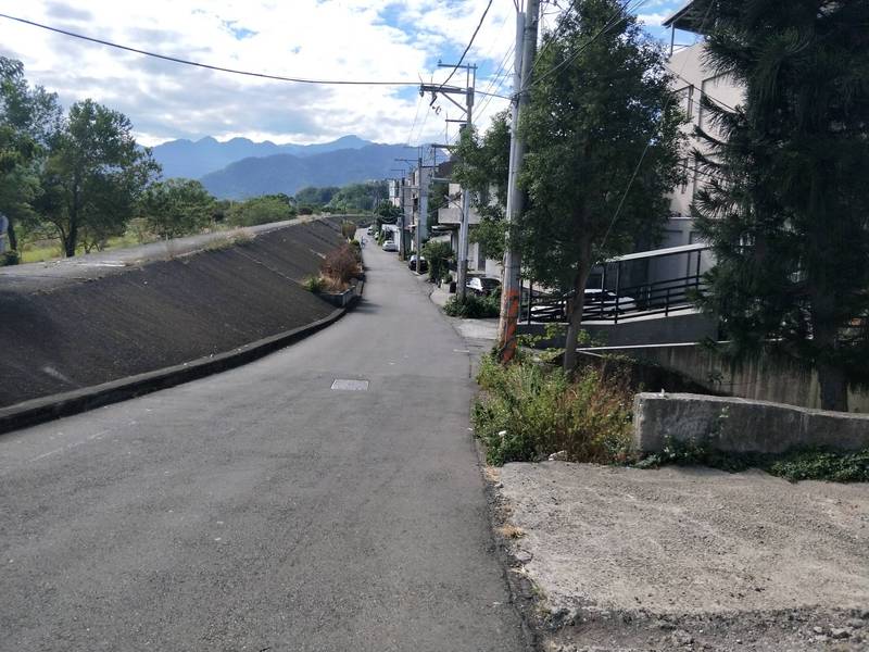 「台68線接竹東東峰路新闢工程」初步規劃路線由台3線與台68線路口往南，至員東國中南側右轉往西，平順銜接至東峰路，全長約2.2公里。圖為該路口往南的沿河街現況。（新竹縣政府提供）